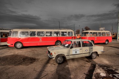 Duży Fiat i autobus Jelcz