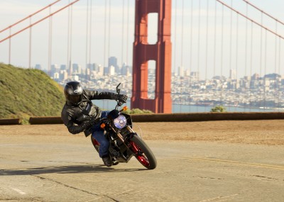 BG1424 Motocykl przy Golden Gate