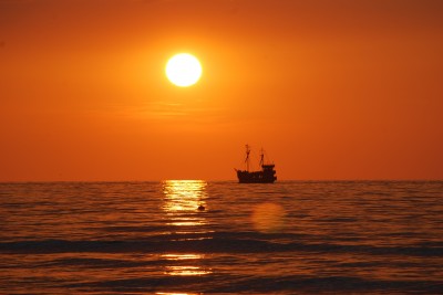  Zachód słońca ze statkiem