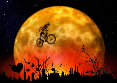 Motocyklista na tle księżyca