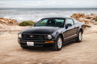 Czarny Ford Mustang