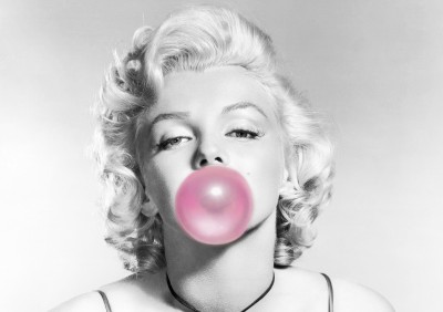 Marilyn Monroe z gumą do żucia