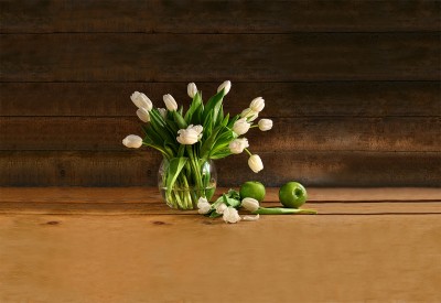 Białe tulipany w wazonie