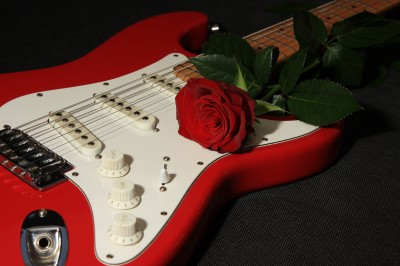 BG628 Gitara elektryczna z czerwoną różą