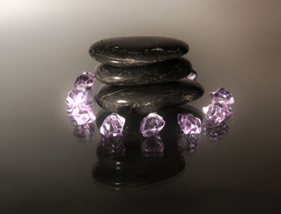 BG752 Fioletowe kryształy wokół kamieni