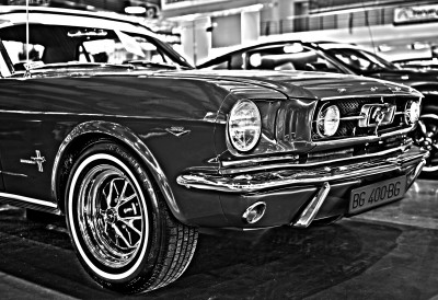 Czarno białe zdjęcie maski Mustanga