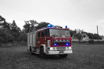 Samochód Straży Pożarnej z włączonymi światłami ostrzegawczymi