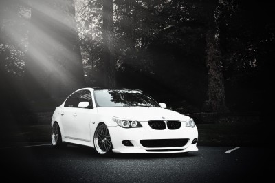 Białe BMW