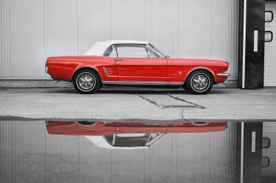 Czerwony Ford Mustang
