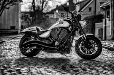 Czarnobiałe zdjęcie motocykla Hammera